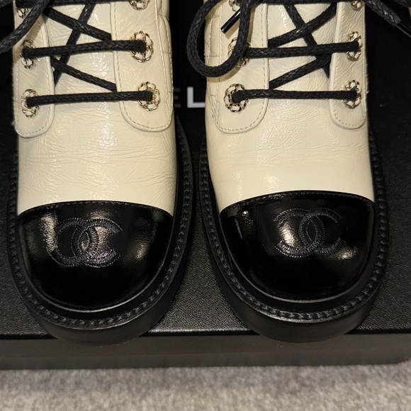 CHANEL SHINY CALFSKIN IVORY & BLACK LACE UP BOOTS - Picture 7 of 17